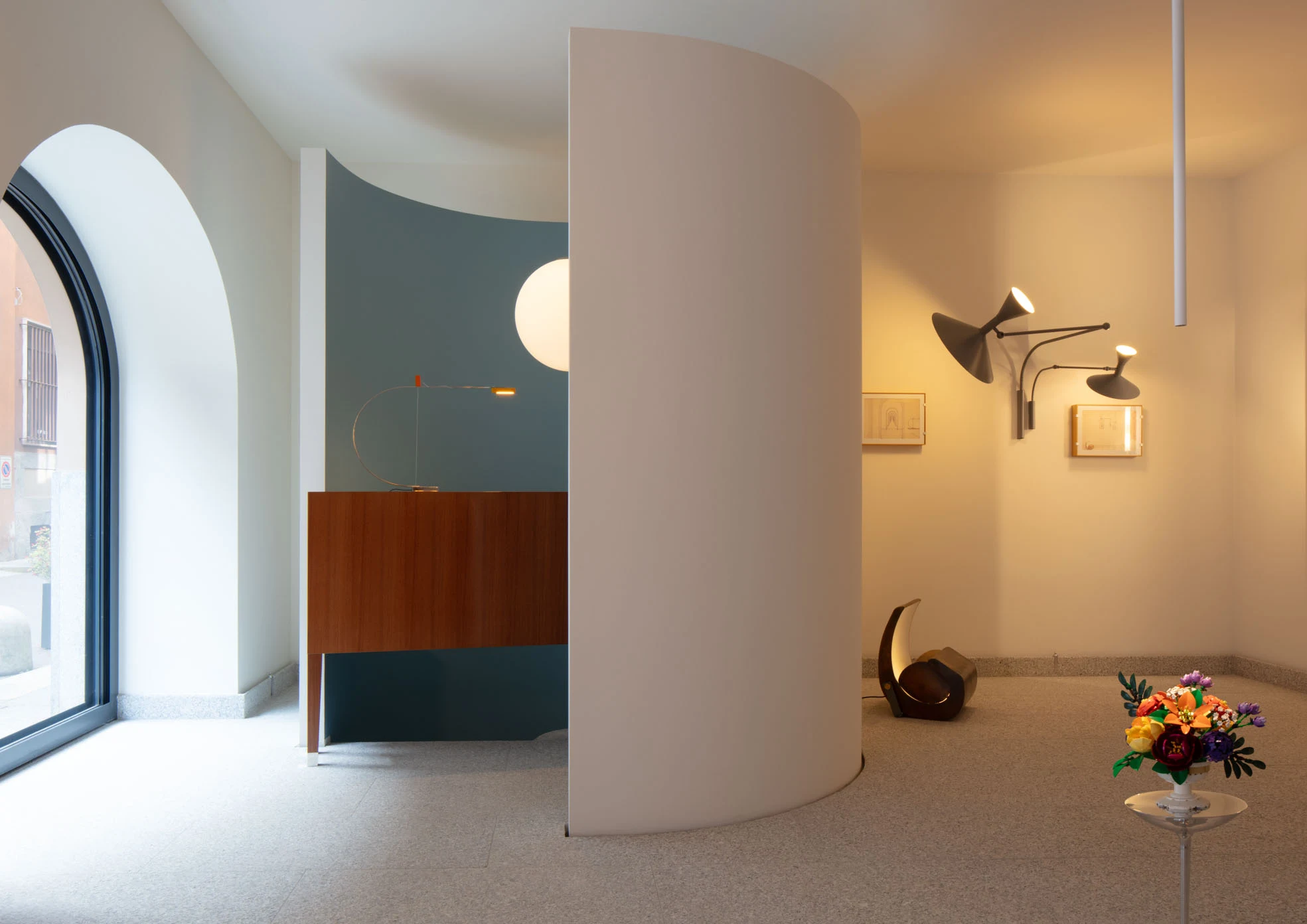 Nemo showroom with wall lamps and a curved partition
