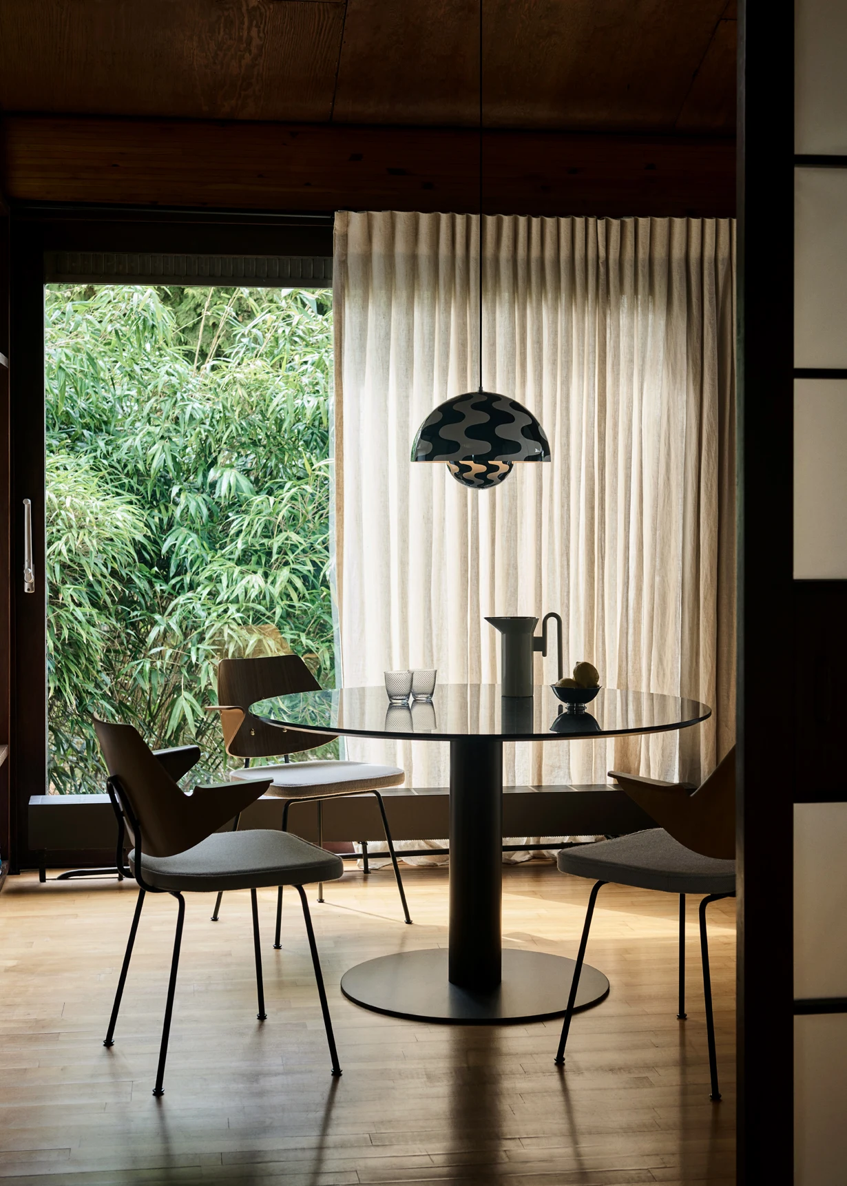 RFH Armchair RD7 chairs around a round table
