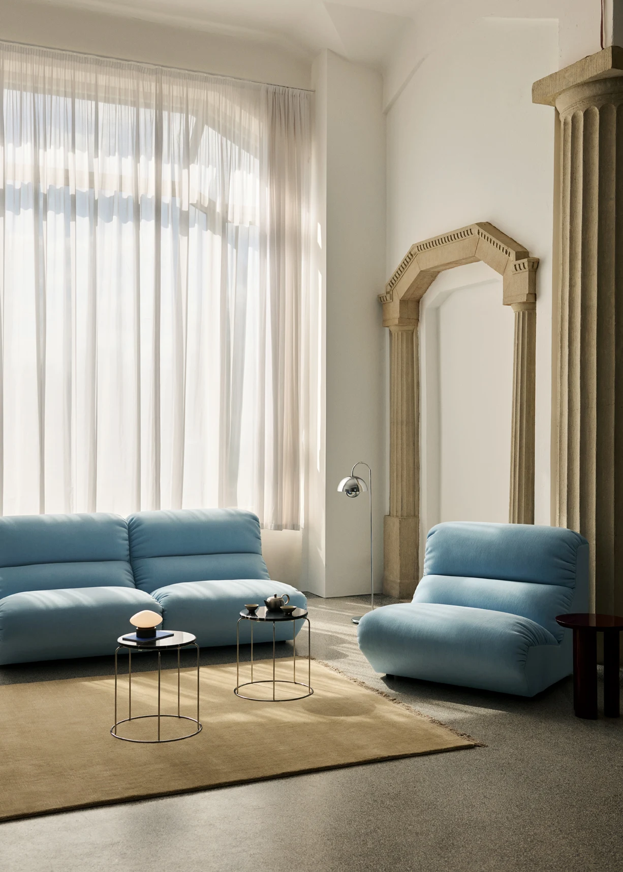 Hi Lo seating in a room