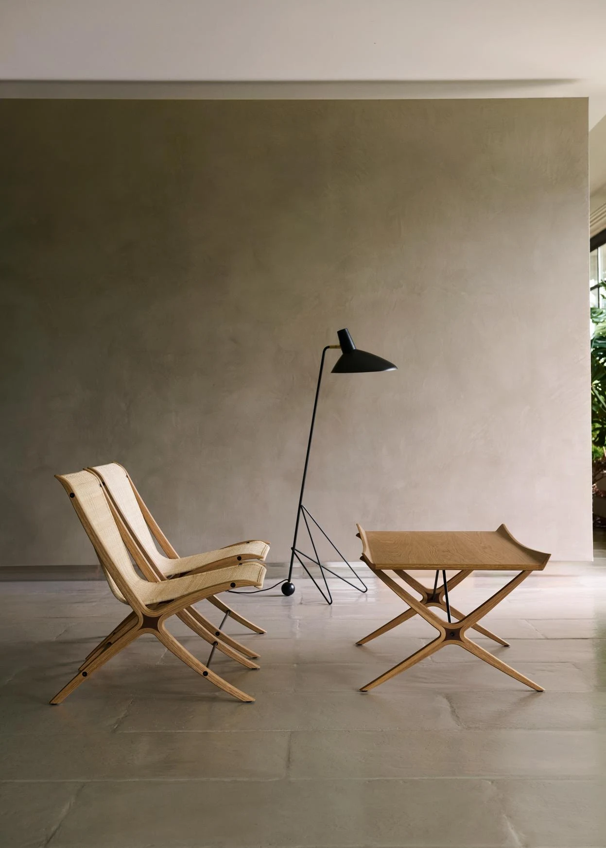 X HM10 chairs and an X HM13 table in a room