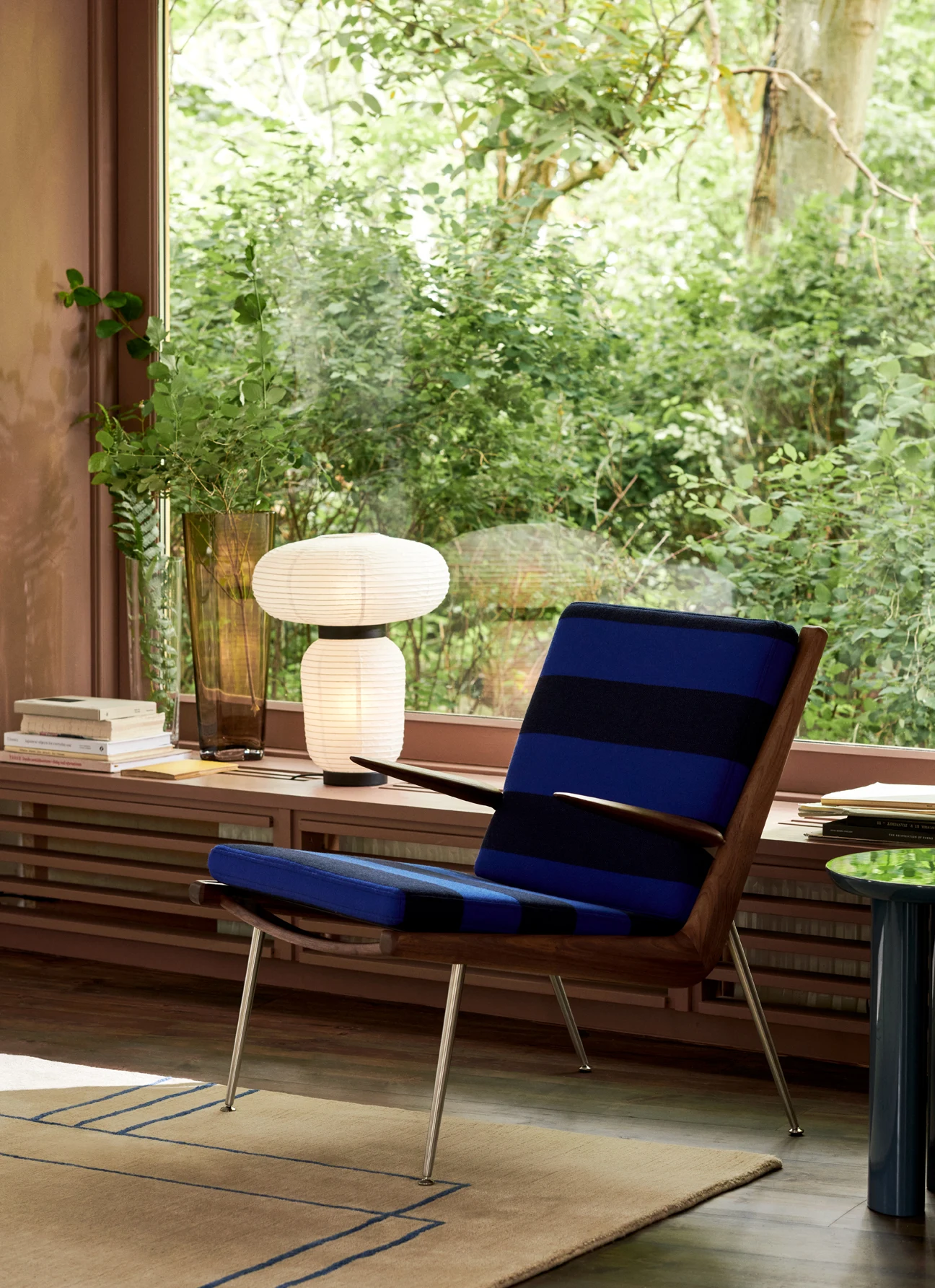 Boomerang HM2 armrest chair with a table lamp
