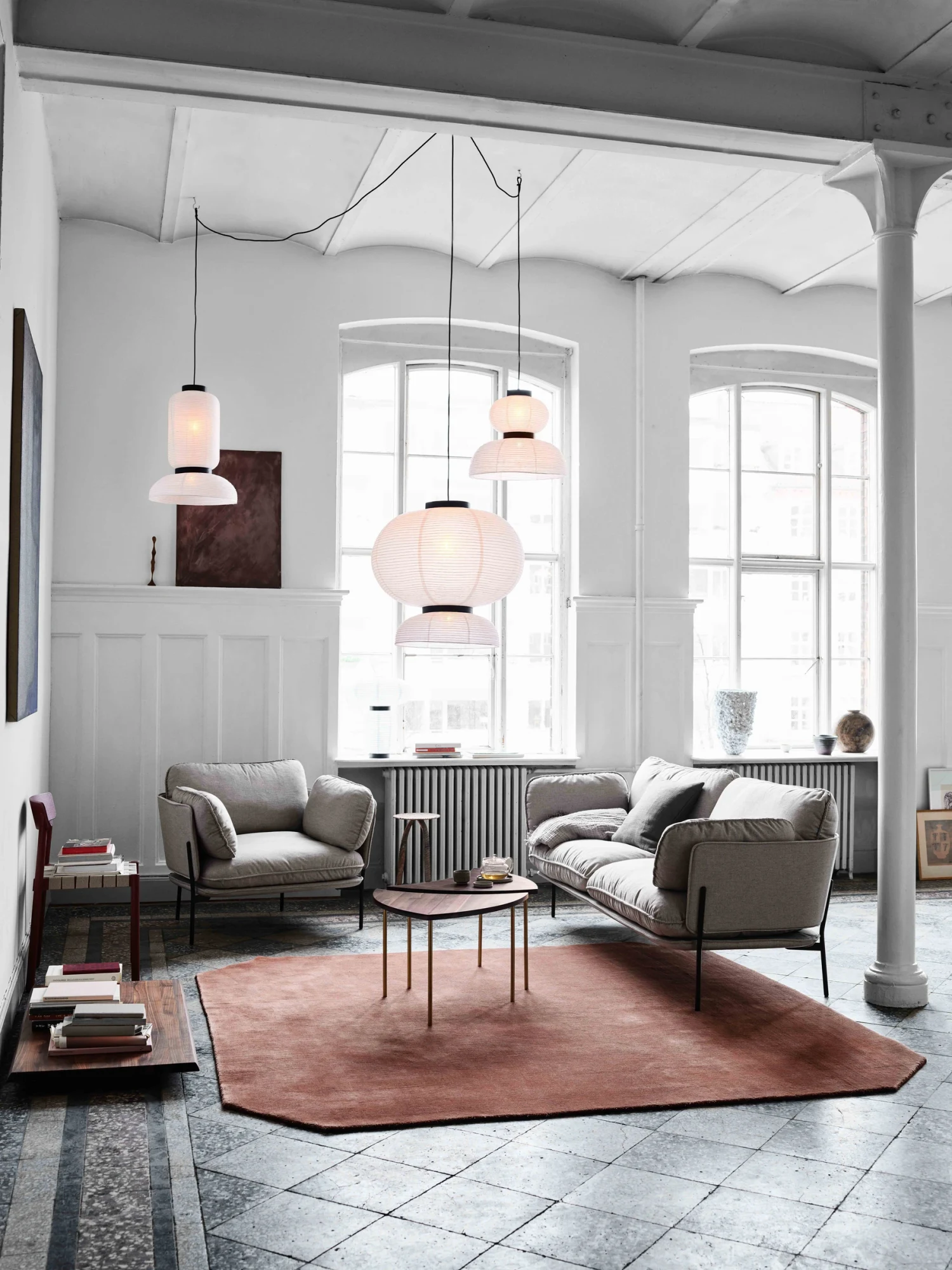 Sofa Cloud LN2 mit Lounge-Sessel Cloud LN1 in einem Raum