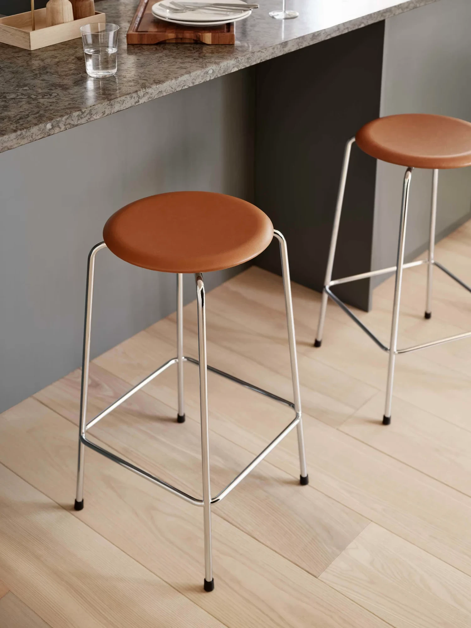 Sgabello da bancone High Dot in un ambiente interno
