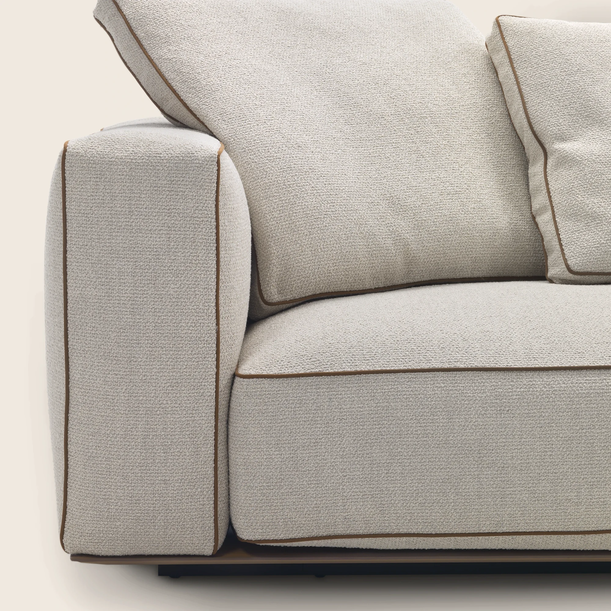 Close view of a seat corner of a Grandemare sofa with piping and a cushion