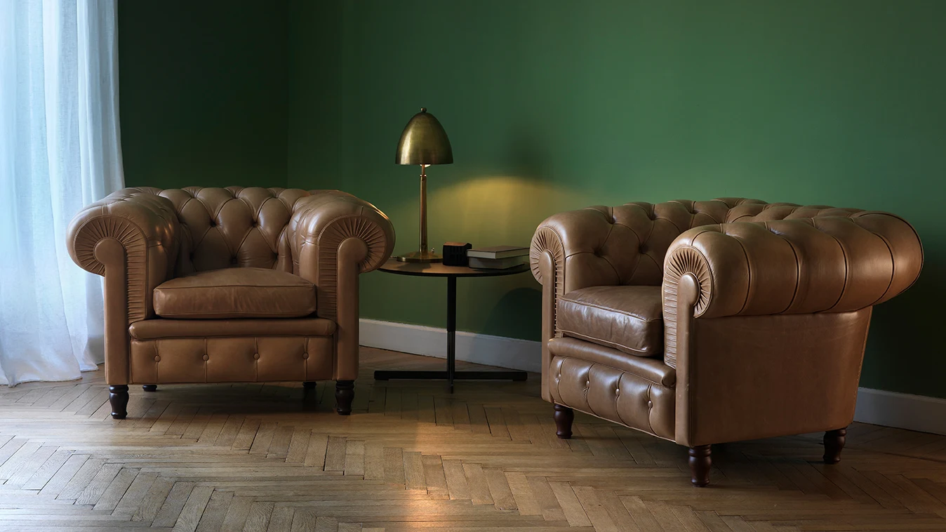 Deux fauteuils dans une pièce