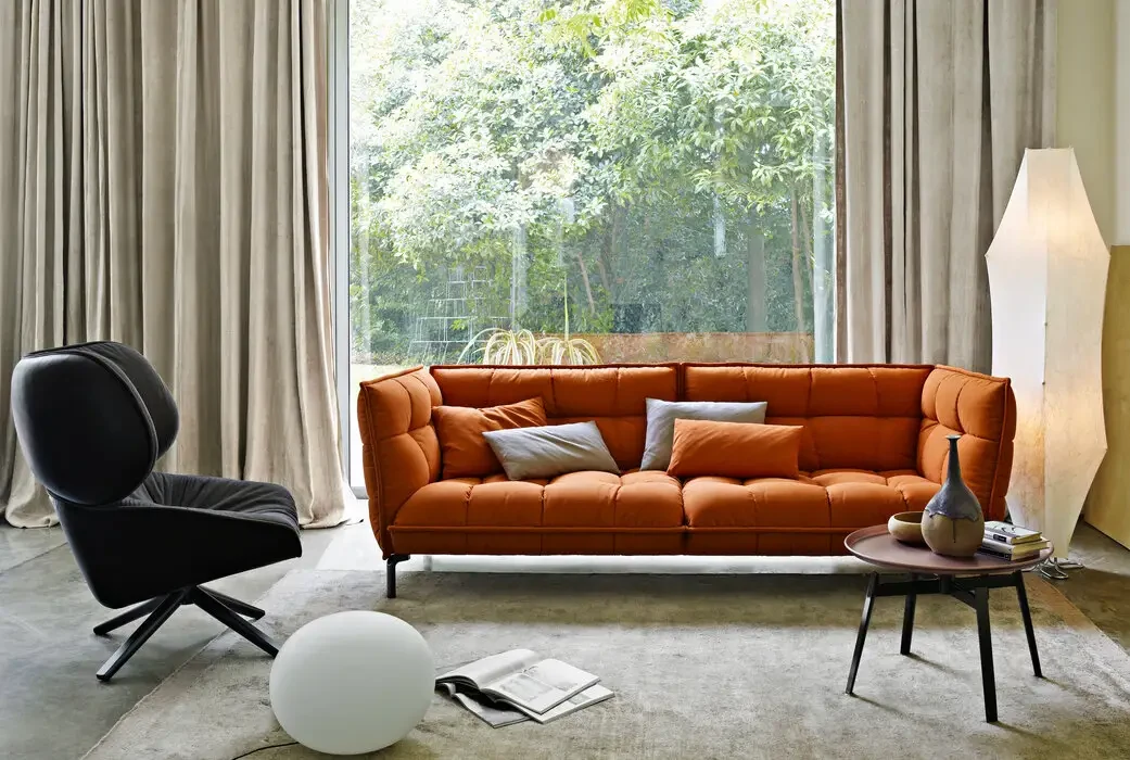 产品页图库中 Husk-Sofa 的第二张室内视图