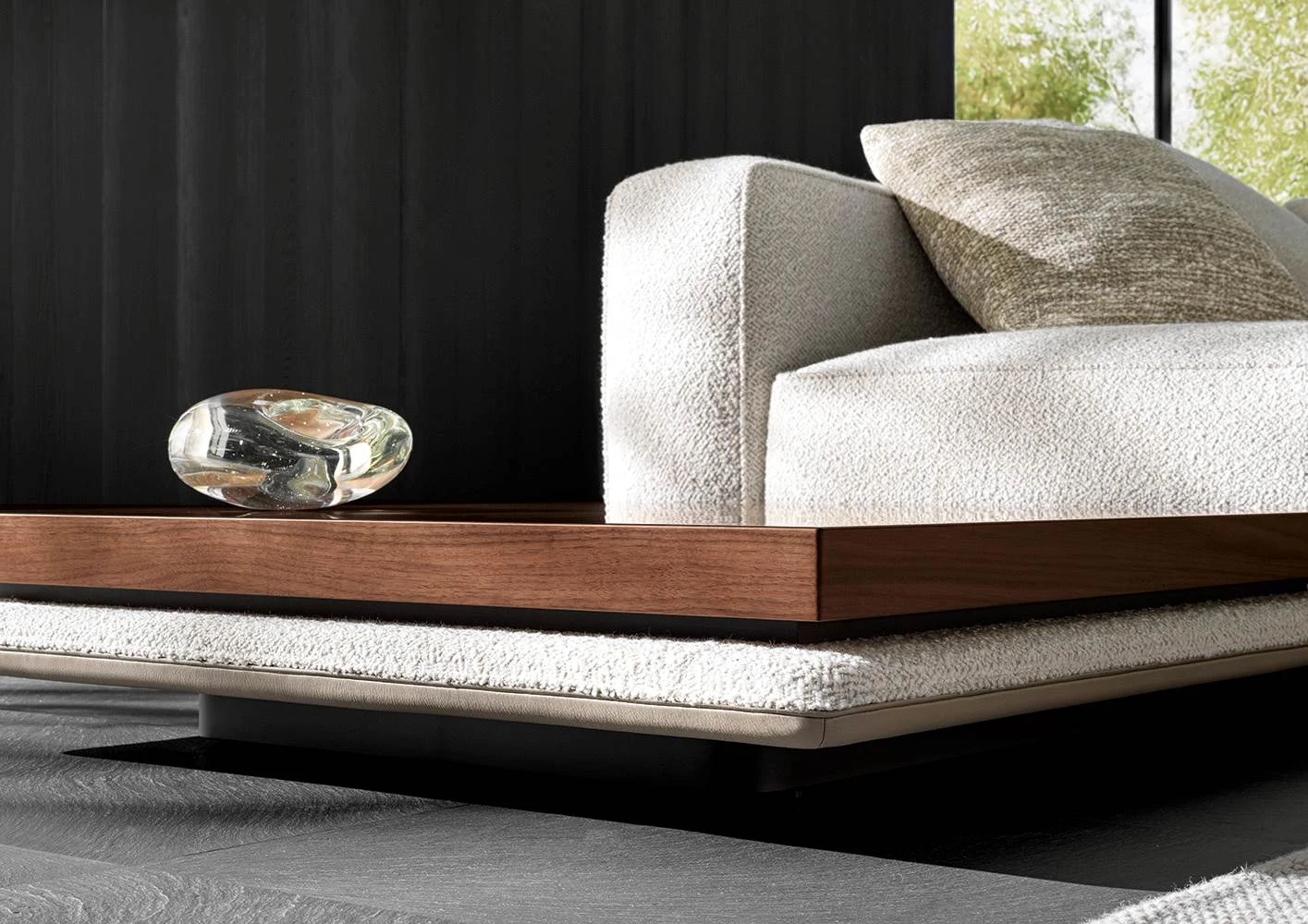 Close view of a corner of a Horizonte sofa with a top attached to the base, official Minotti photo