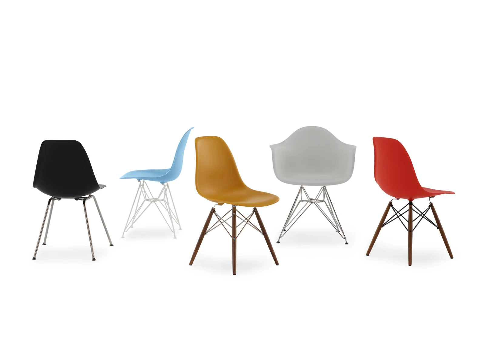 Cinq chaises Eames en plastique moulé avec différents piétements disposées côte à côte