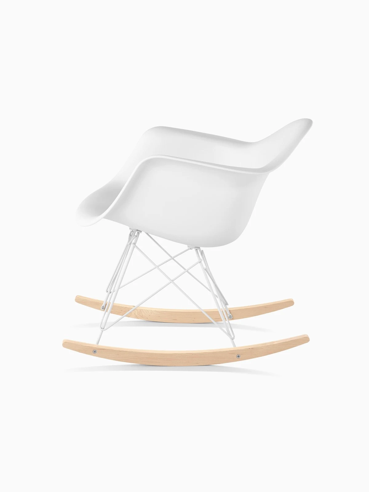 Fauteuil Eames en plastique moulé à piétement à bascule, vu de profil