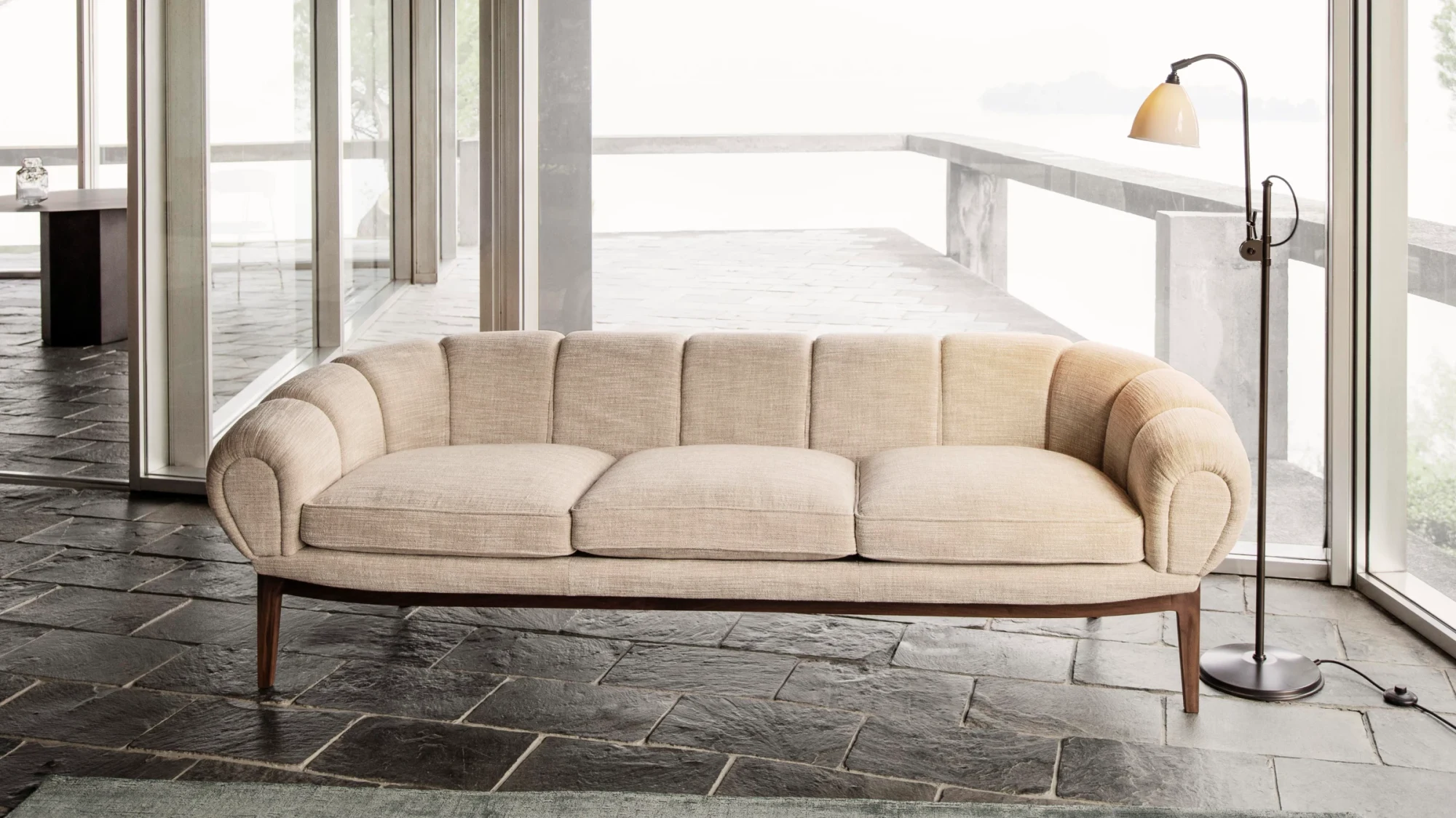 Croissant Sofa,三人座,置于带落地灯的室内空间中