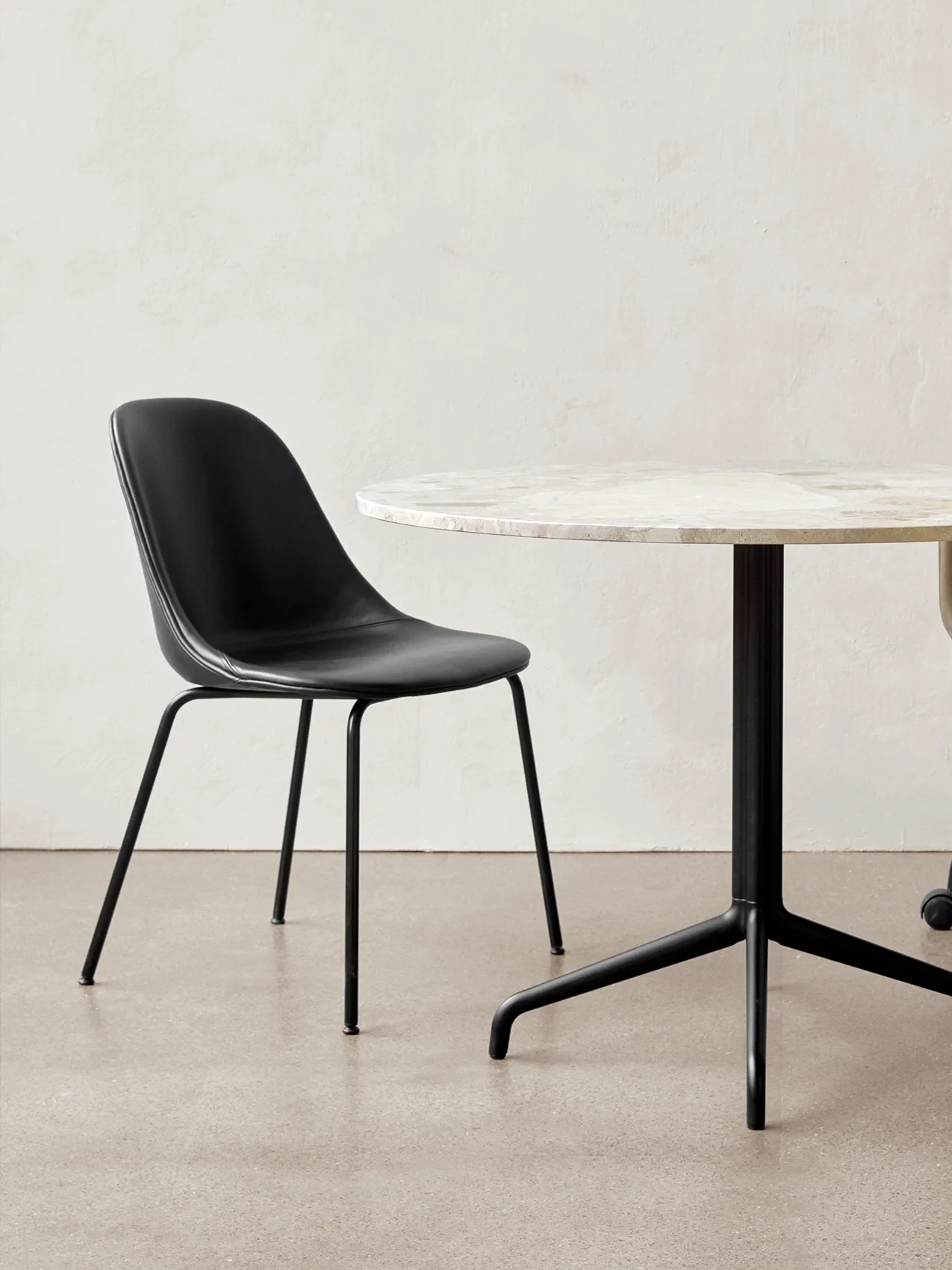 Harbour Side Dining Chair mostrata accanto a un tavolo