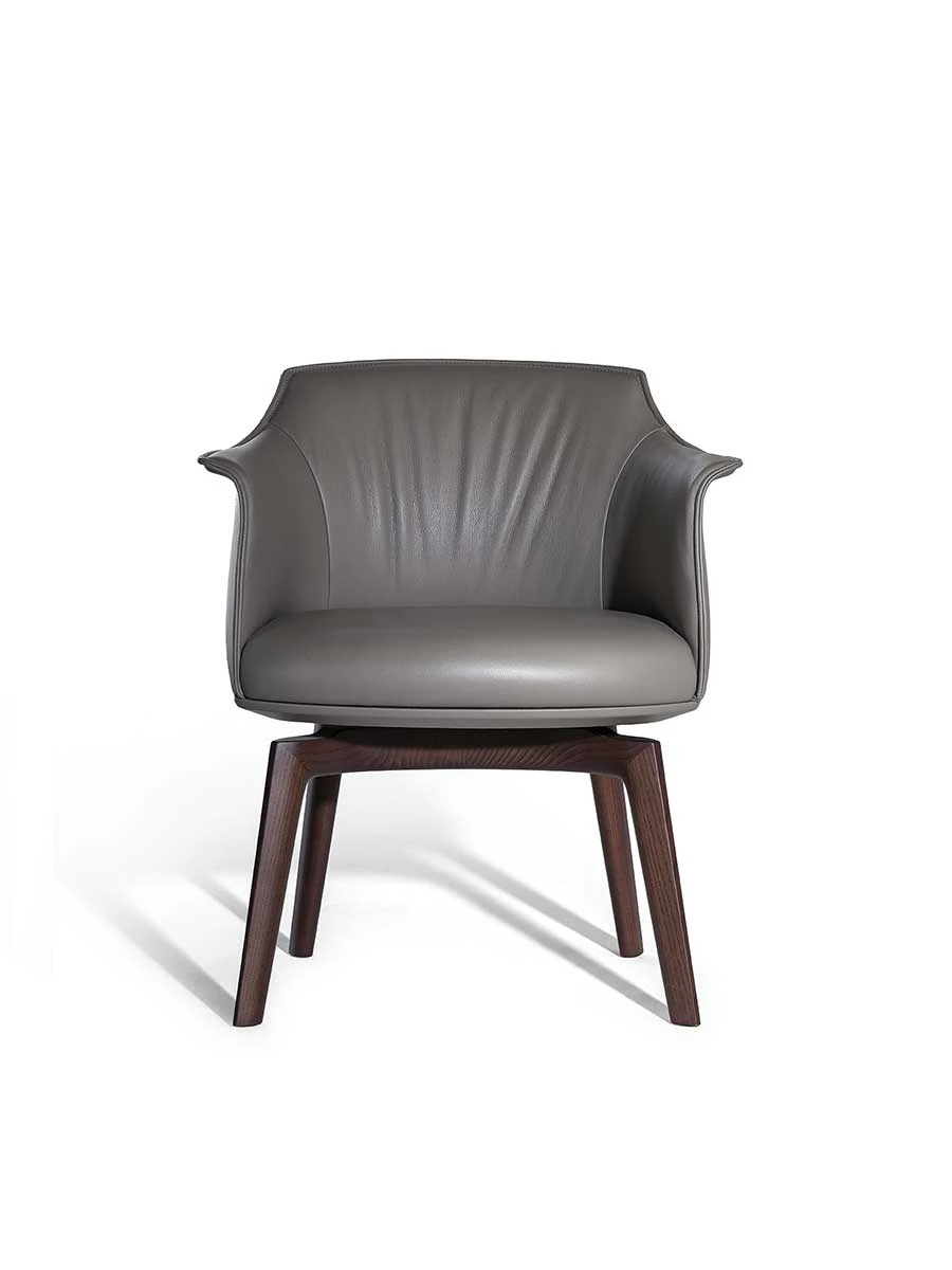 Silla con carcasa redondeada y cuatro patas de madera, vista frontal sobre fondo blanco