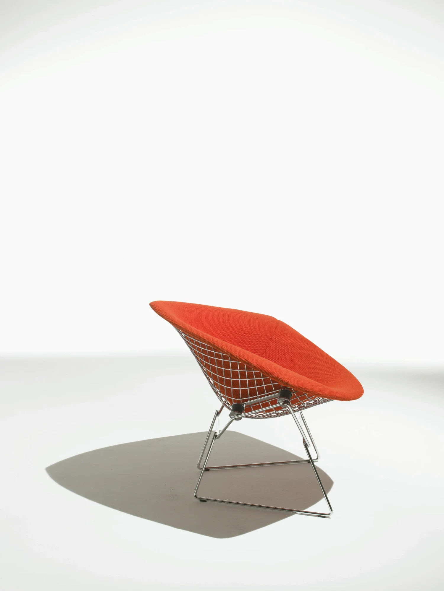 Bertoia Large Diamond Chair 在工作室中的四分之三视角照片,MillerKnoll 图片 7312