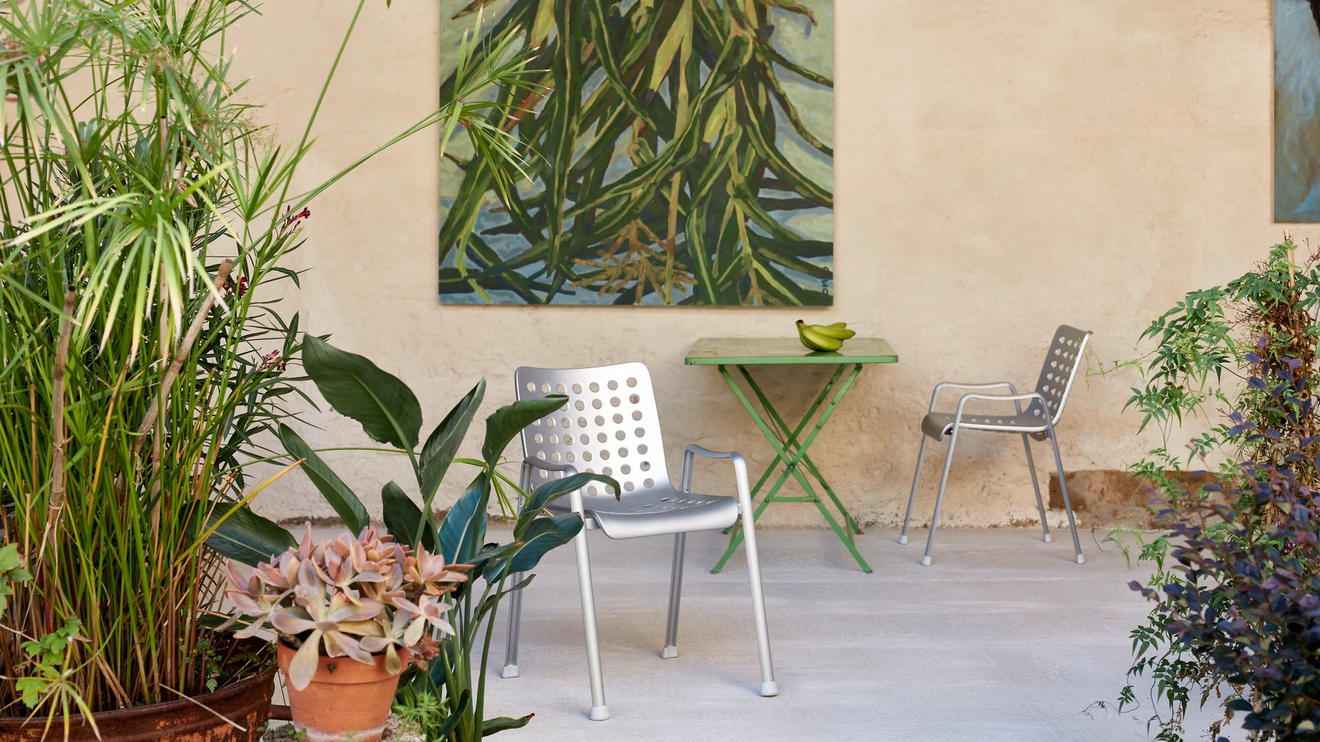 Sillas Landi mostradas en una fotografía de producto de Vitra