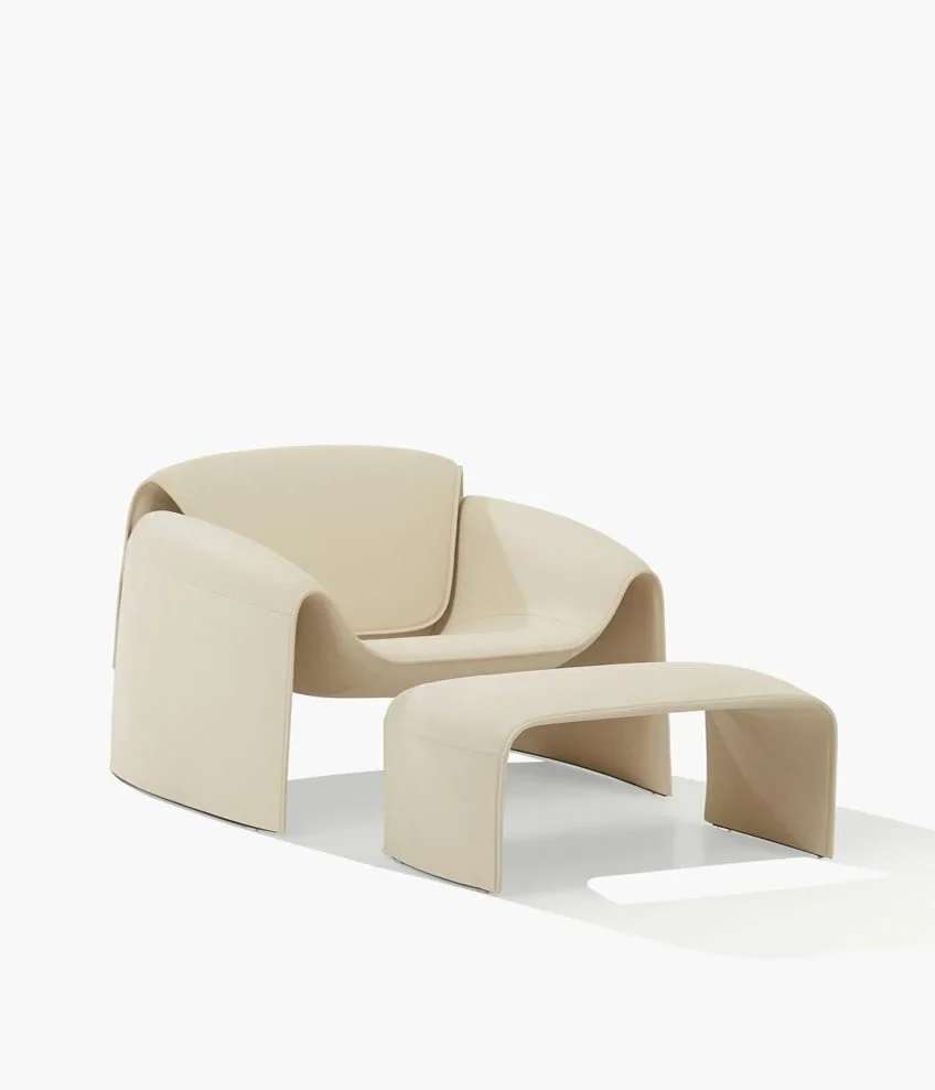Fauteuil Le Club et pouf, photo officielle du studio Poliform