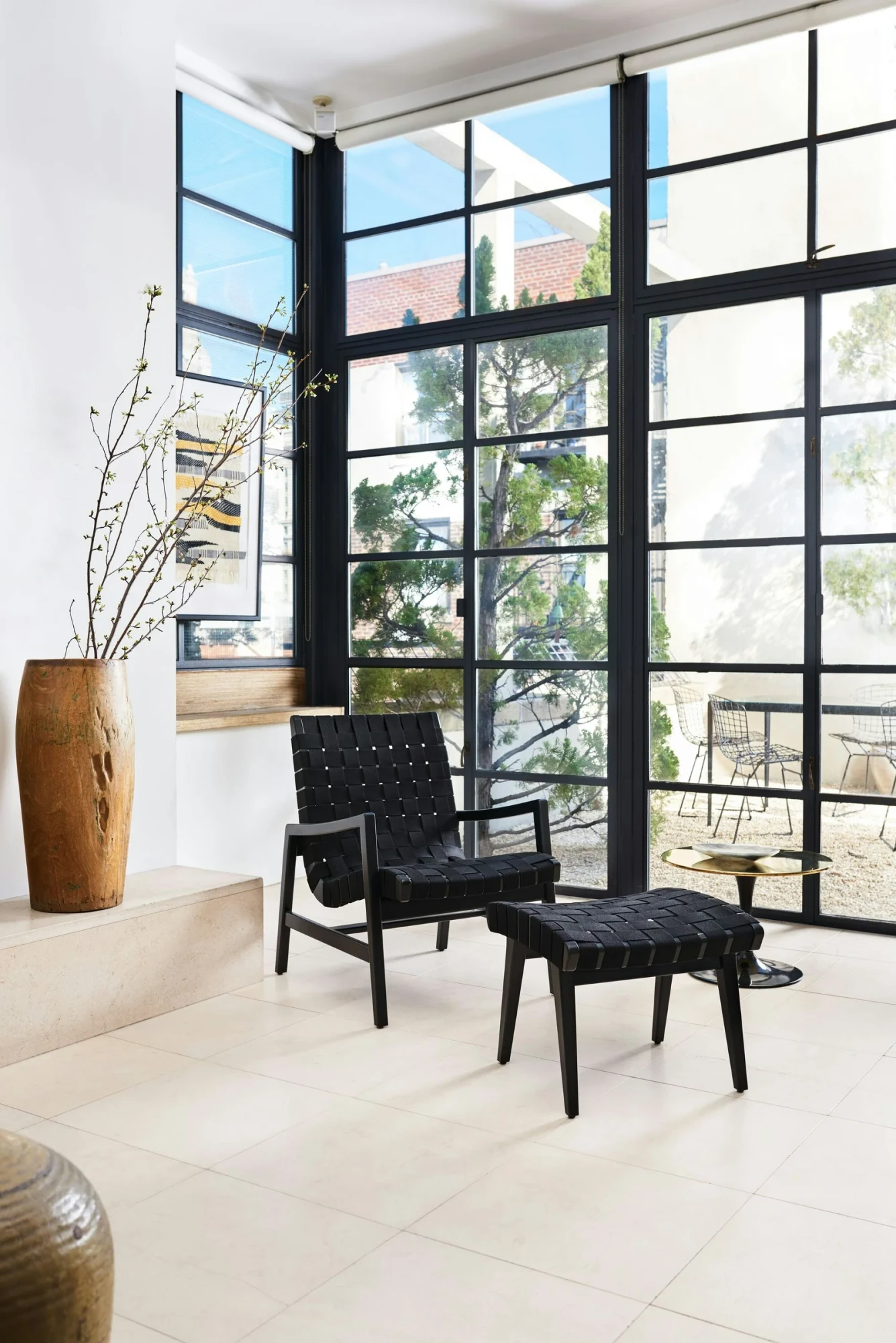 오토만과 함께 놓인 Risom Lounge Chair