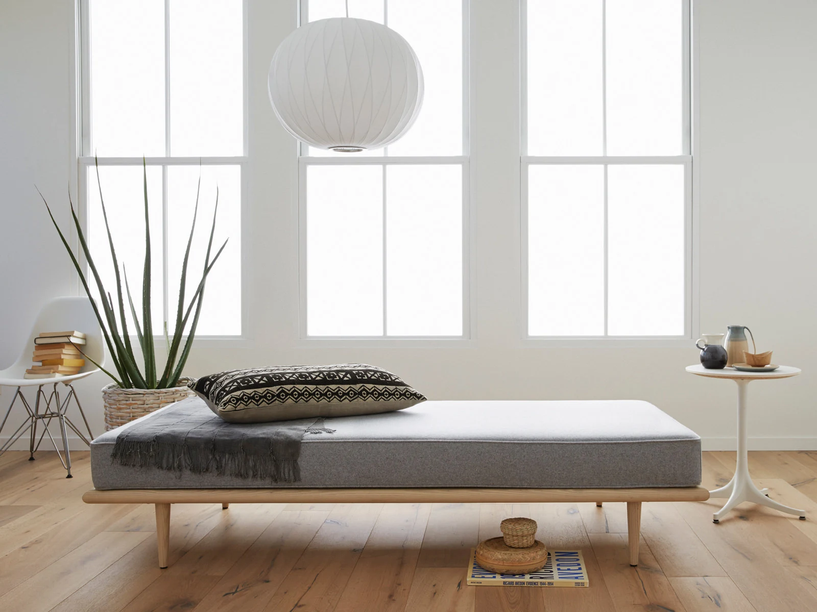 房间中的Nelson Daybed,搭配纸灯笼