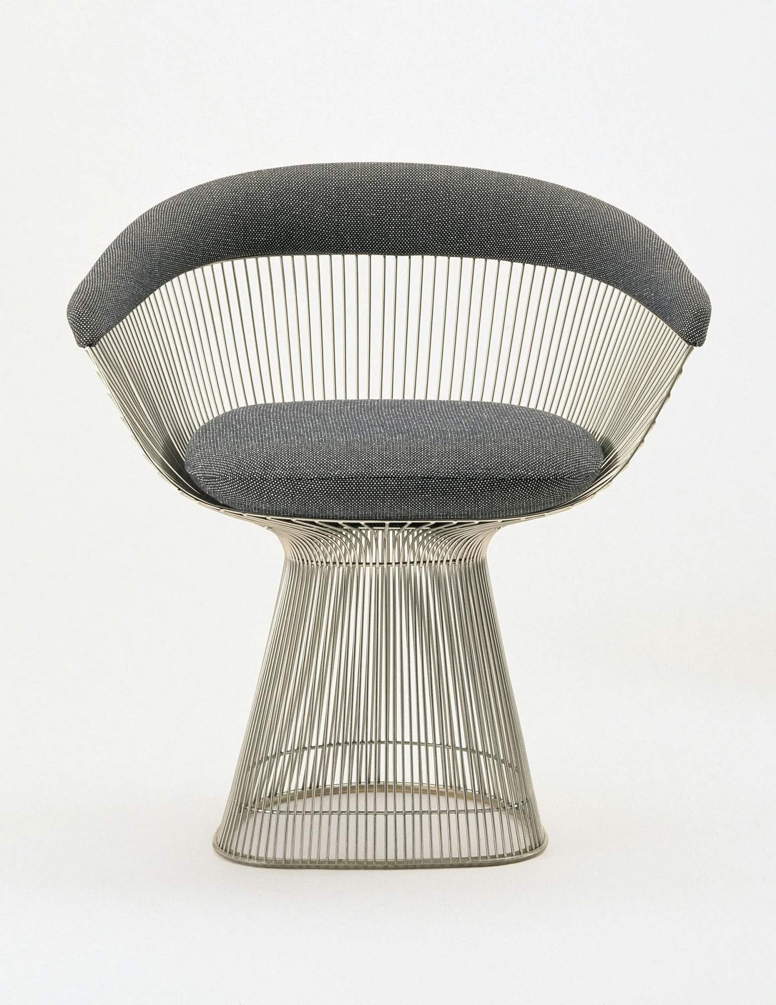 Fauteuil Platner Arm Chair vu de face sur sa base en tiges (photographie officielle Knoll, légende 907)