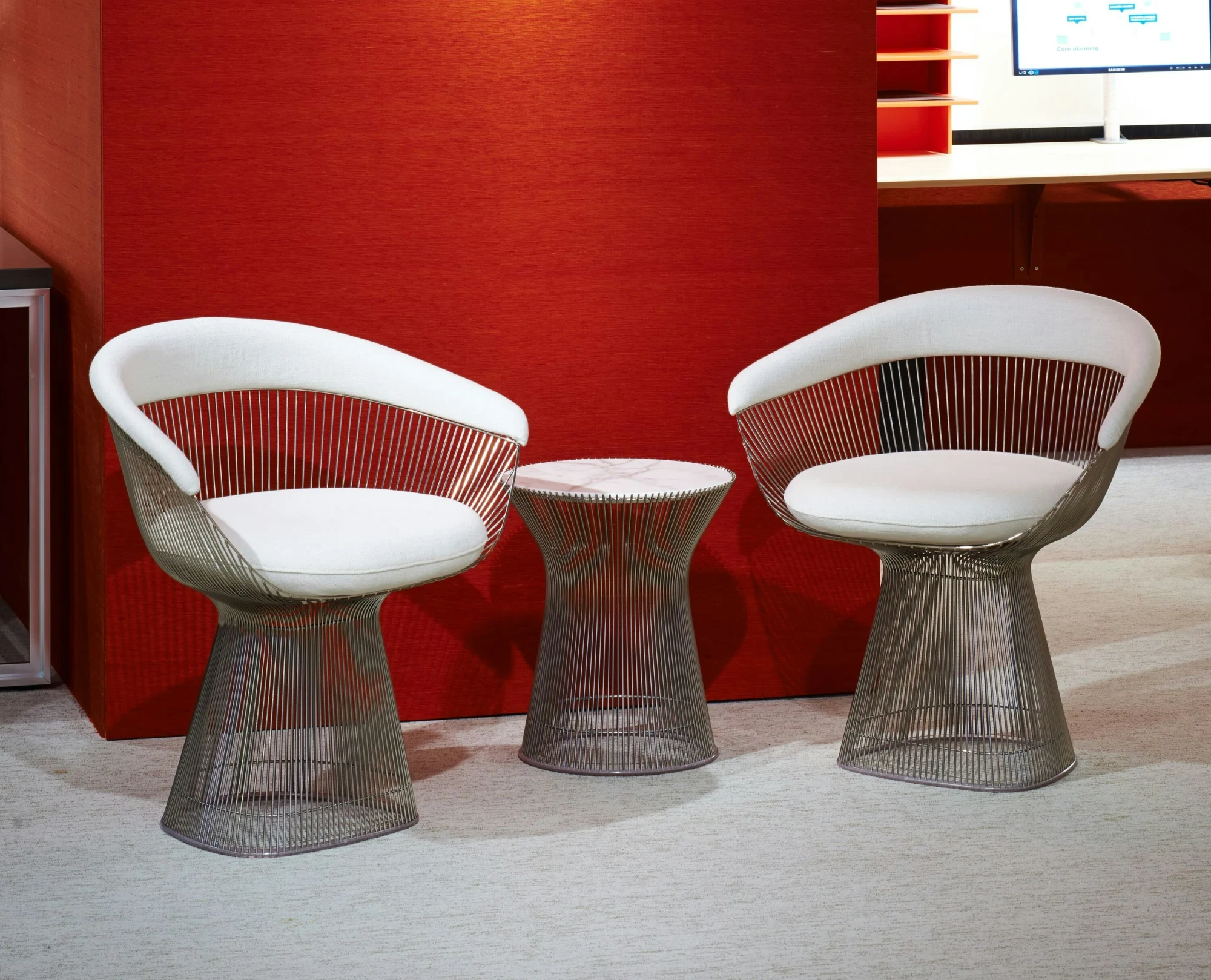 Deux fauteuils Platner Arm Chair avec une table d'appoint entre eux, photographie officielle Knoll du fauteuil Platner et de la table d'appoint (légende 10890)