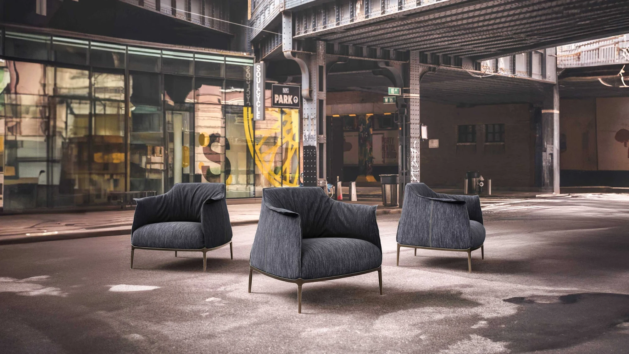 Tres sillones de la edición al aire libre