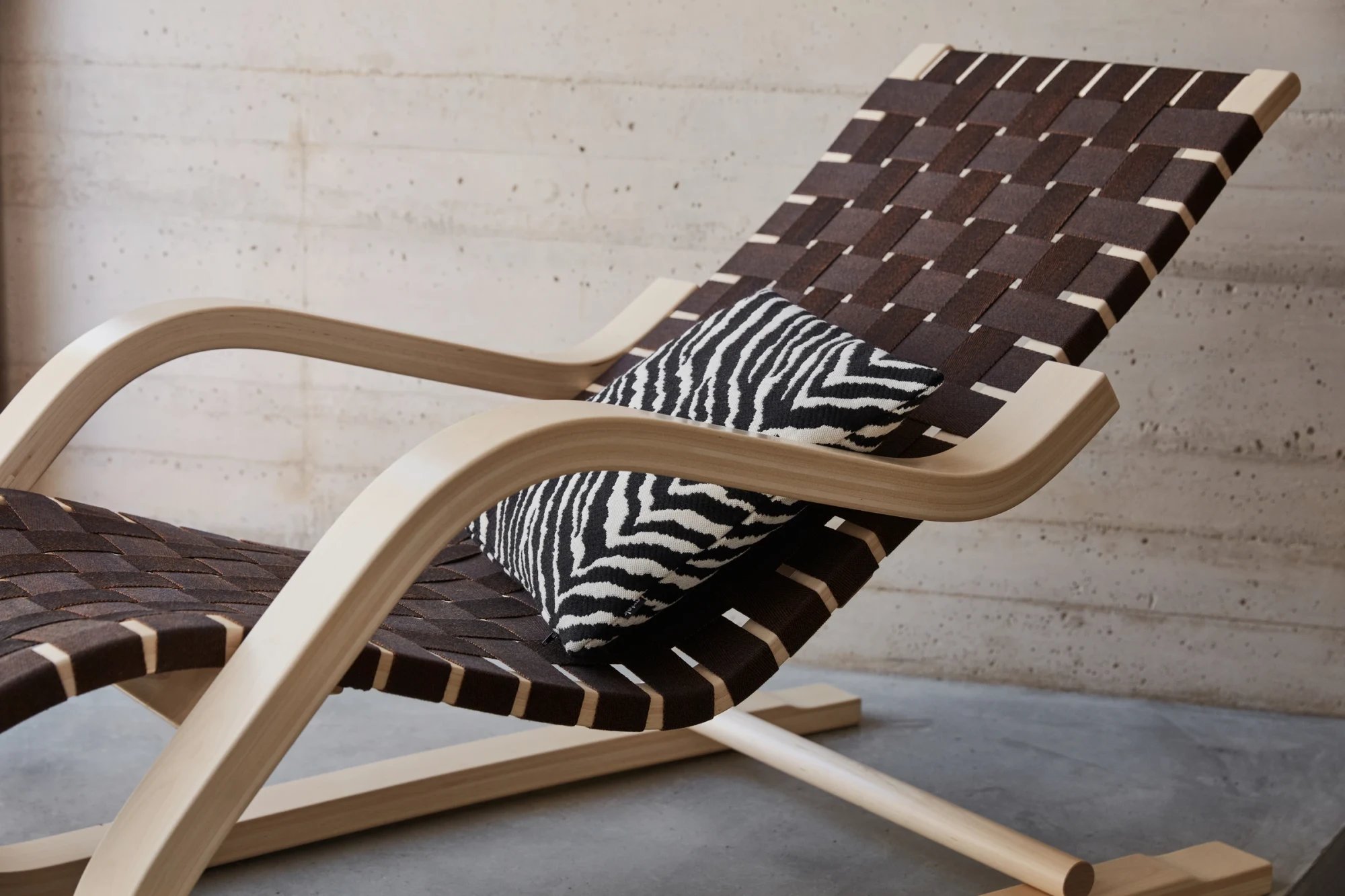 Lounge Chair 43 von der Seite einer Armlehne aus gesehen, mit gemustertem Kissen auf der Sitzfläche