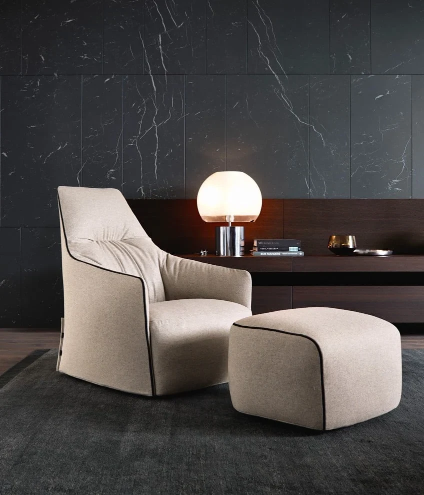 Sillón Santa Monica Lounge y puf en una habitación, foto oficial de Poliform