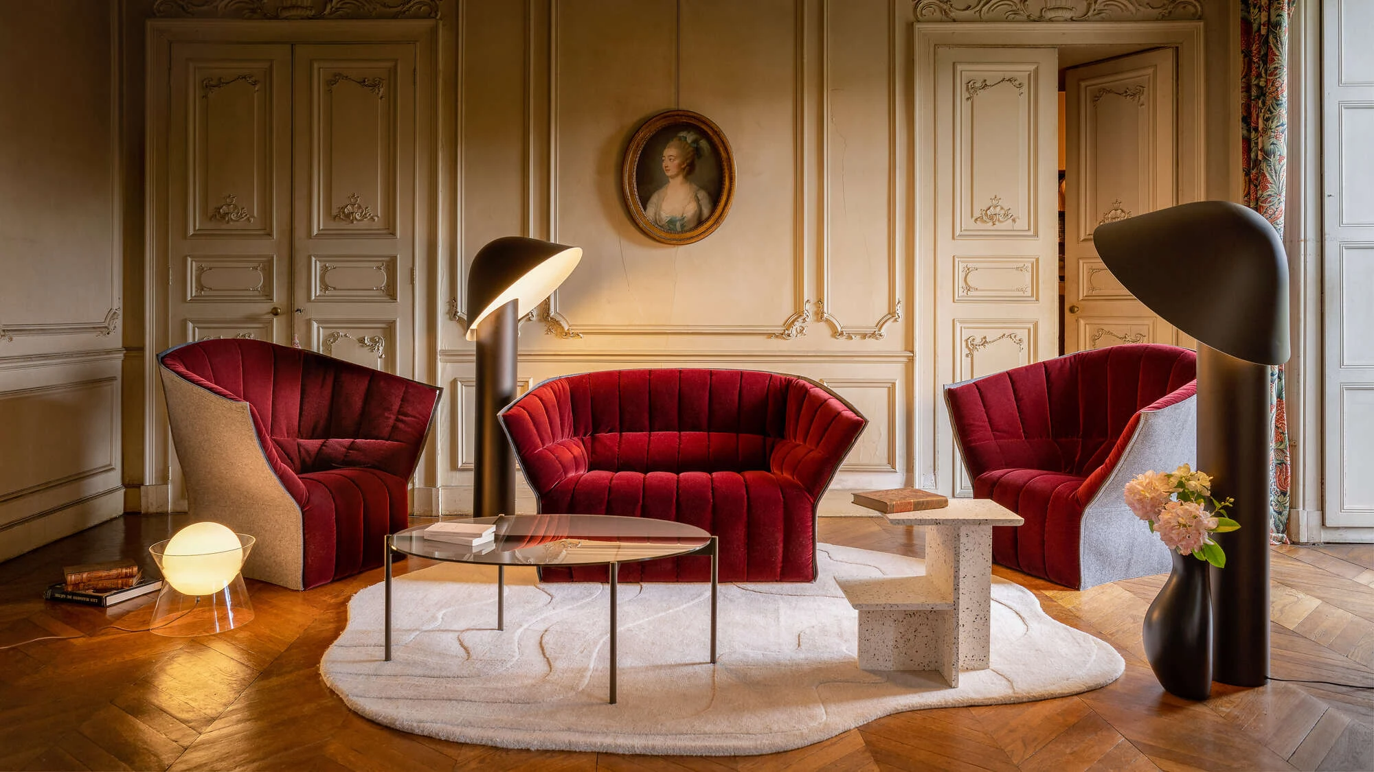 Moël small settee in an official product-page composition