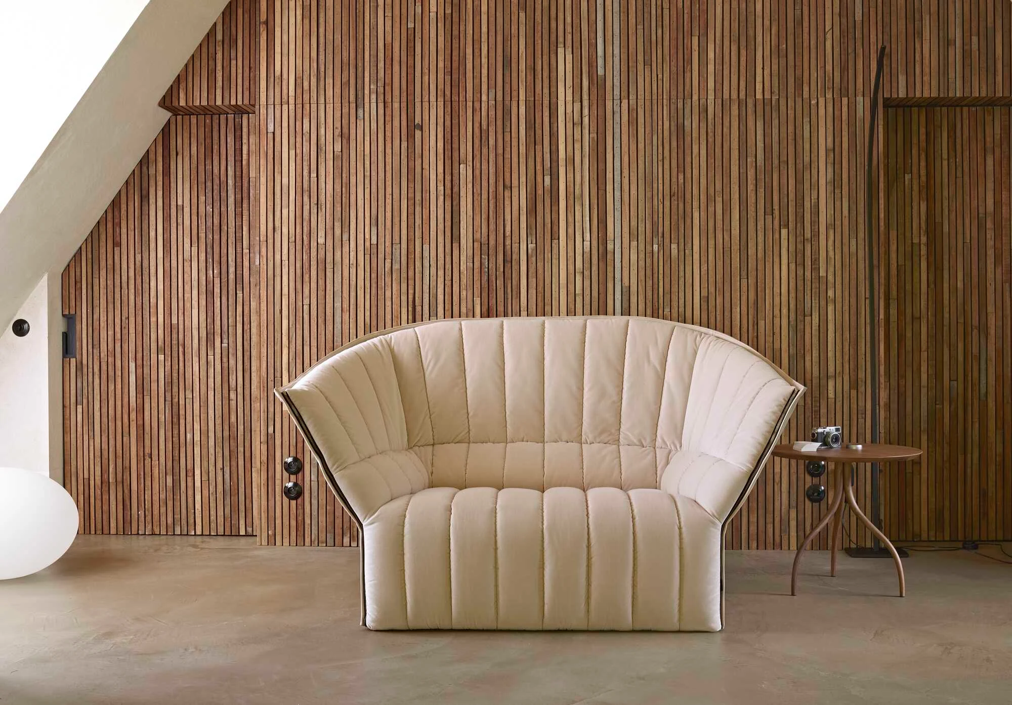 Three-quarter studio view of the Moël small settee