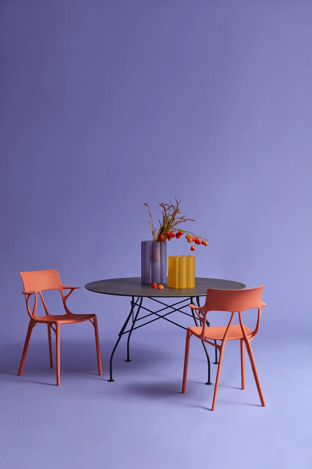 Stühle an einem runden Tisch, offizielles Kartell-Lifestyle-Foto