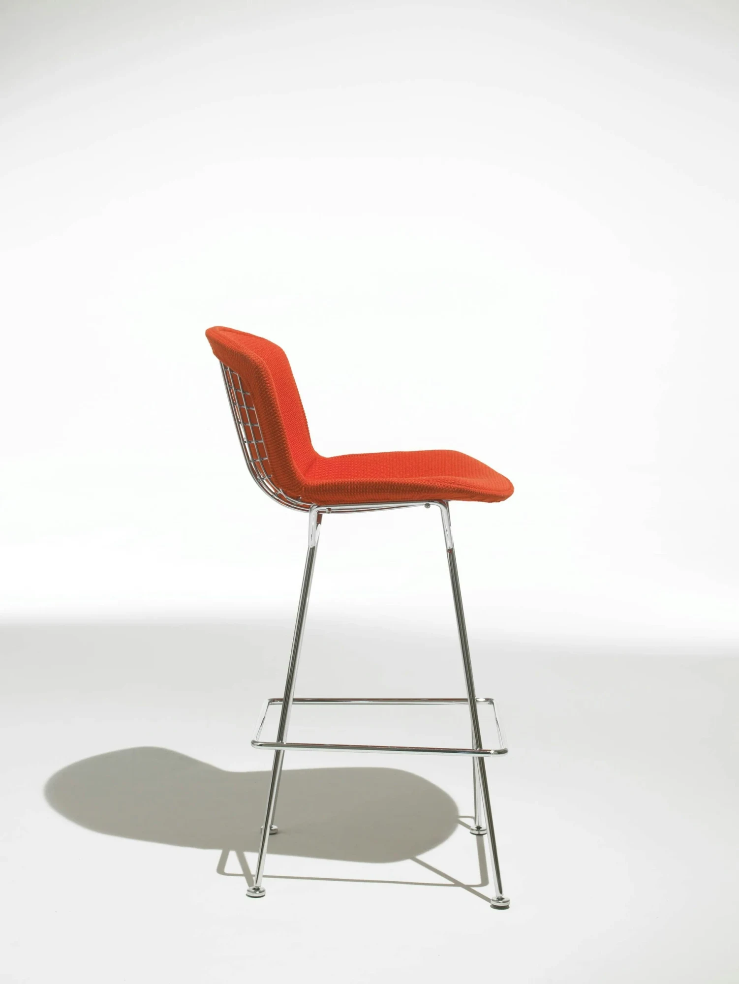 Bertoia Barstool 侧视图,纯色摄影背景,Knoll 图片 7284
