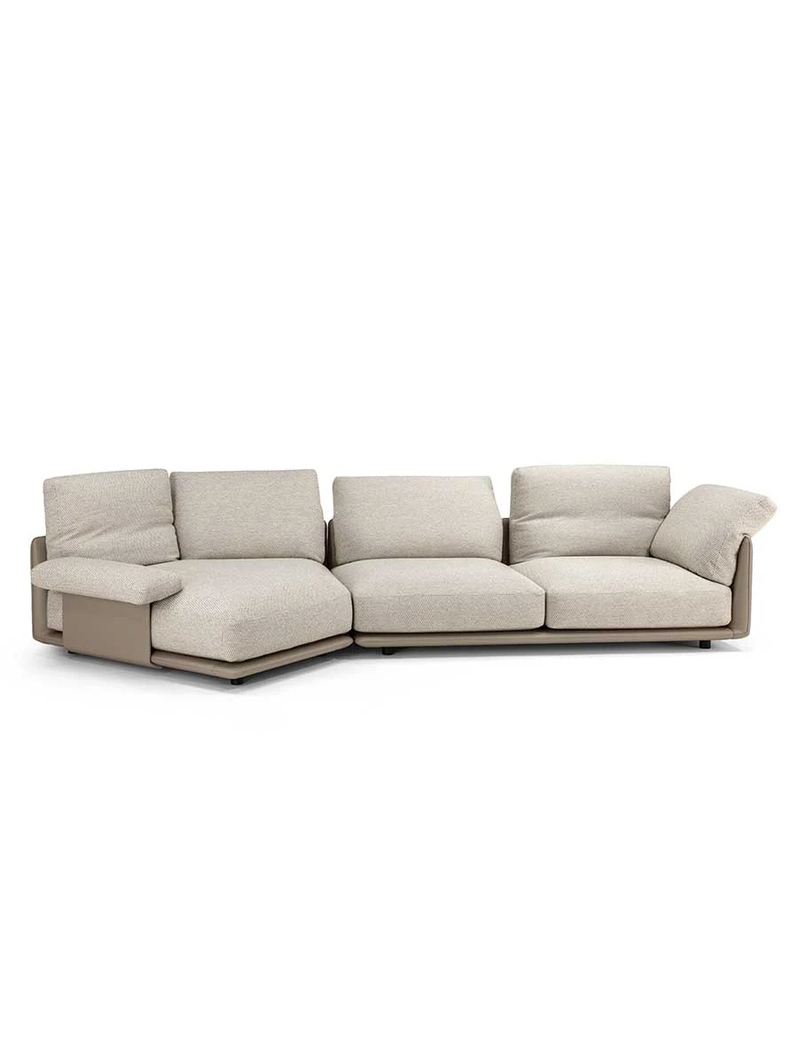 Sofa mit langer Sitzfläche und Chaiselongue-Ende, Dreiviertelansicht auf weißem Hintergrund