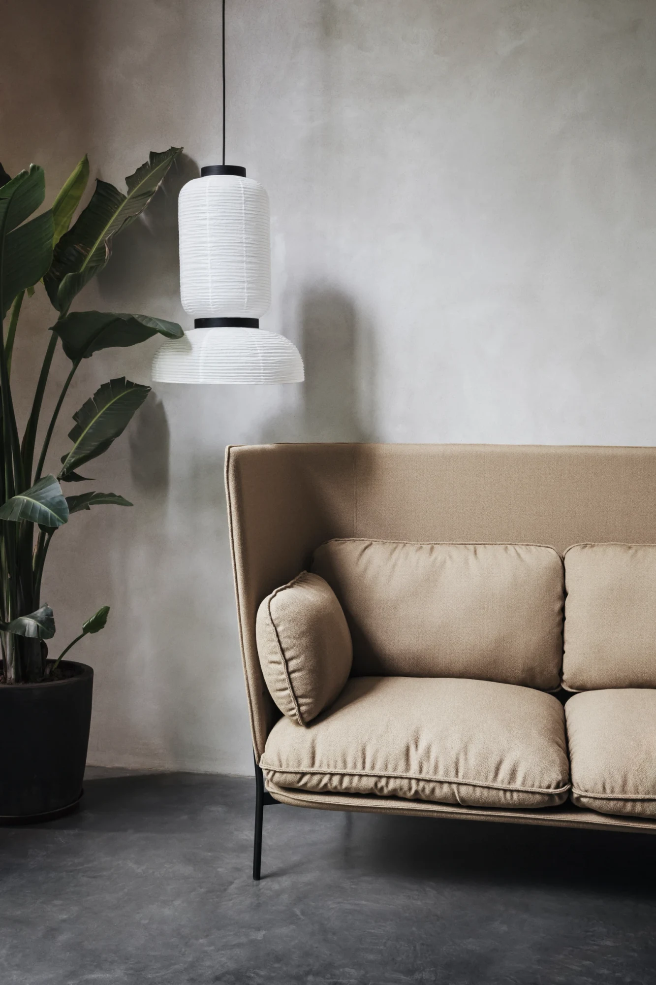 Cloud LN6 Sofa mit hoher Rückenlehne in einem Raum mit Pendelleuchte und Pflanze