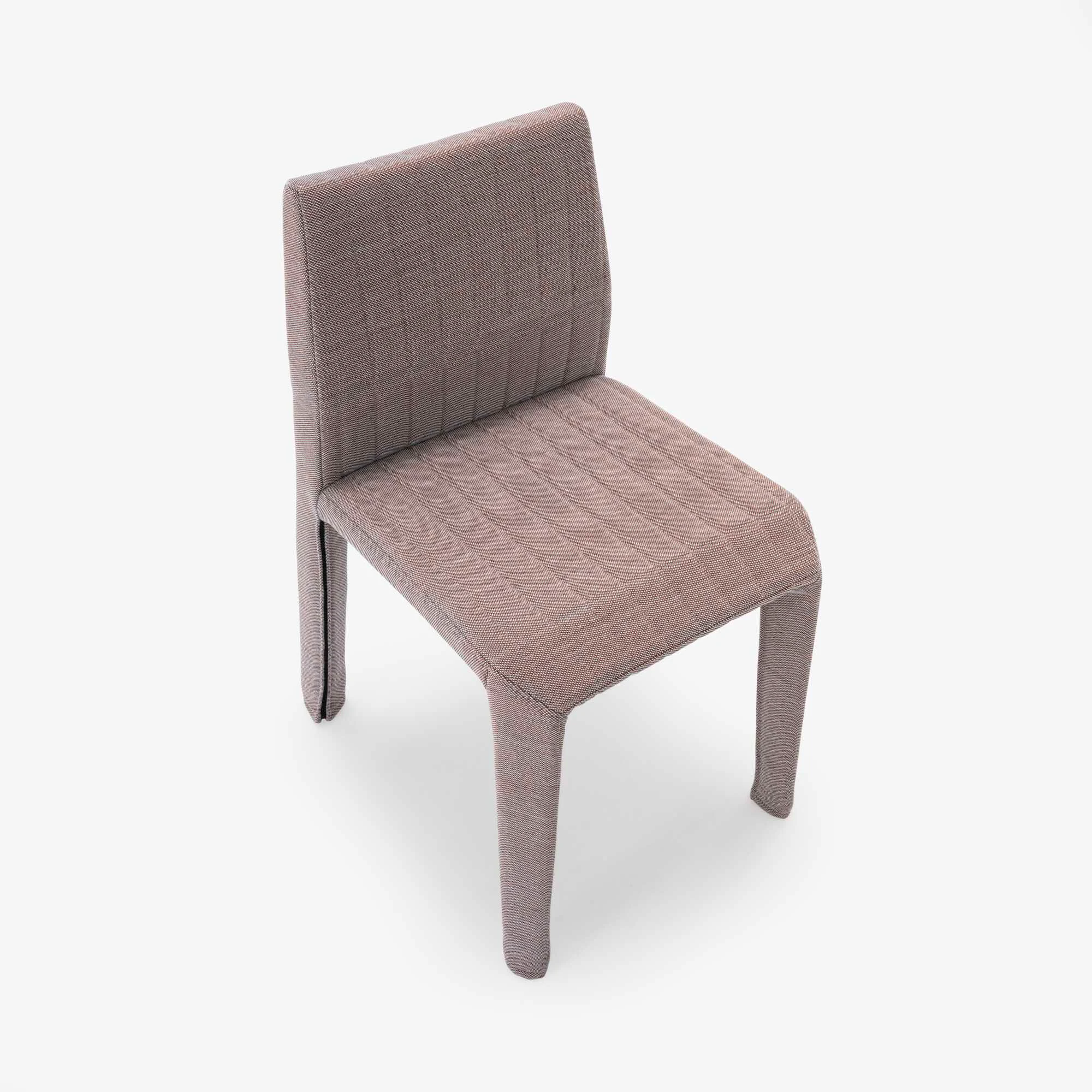 Dreiviertelansicht des Facett Chair im Studio
