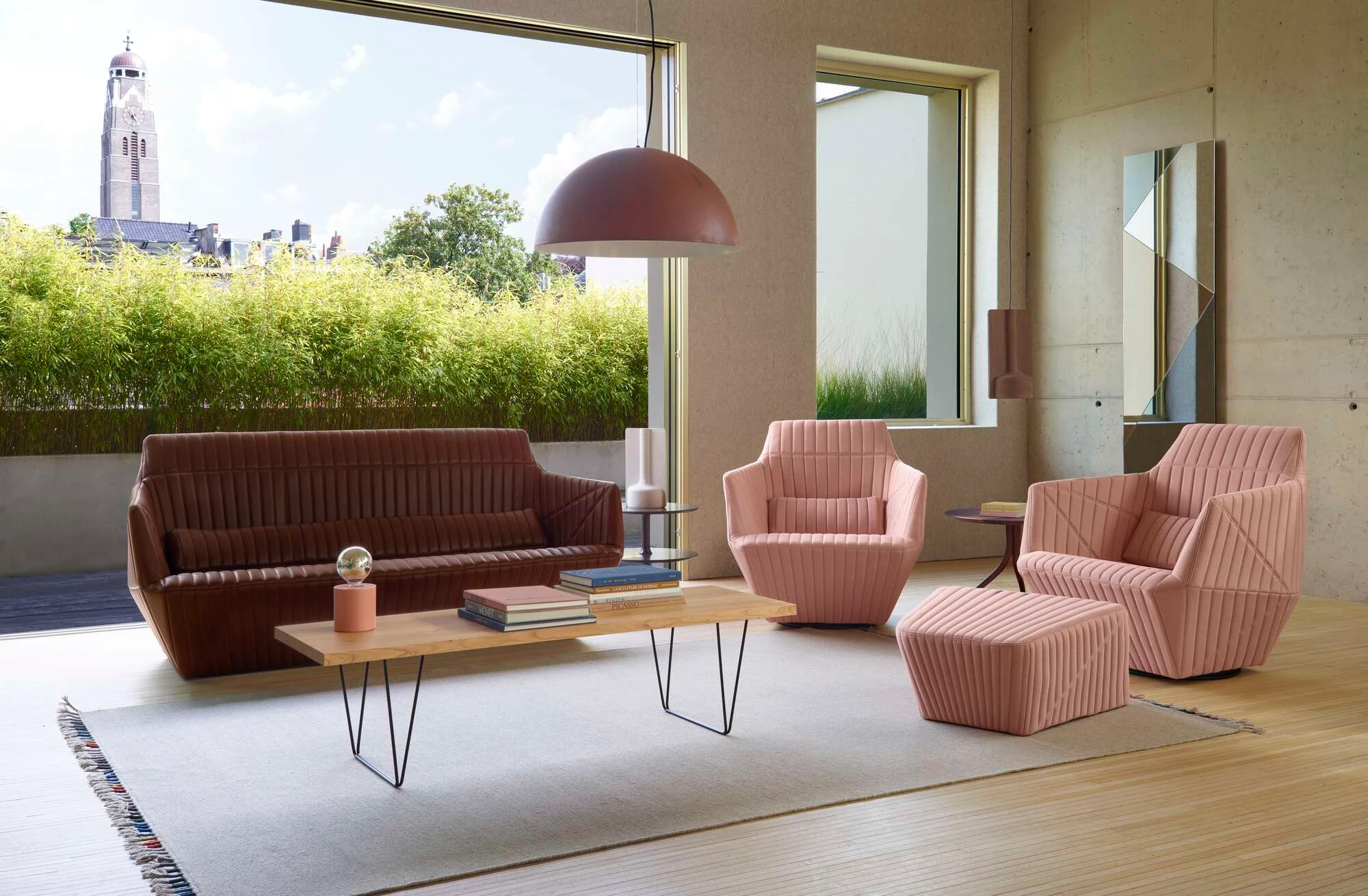 Facett Large settee in an official product-page composition