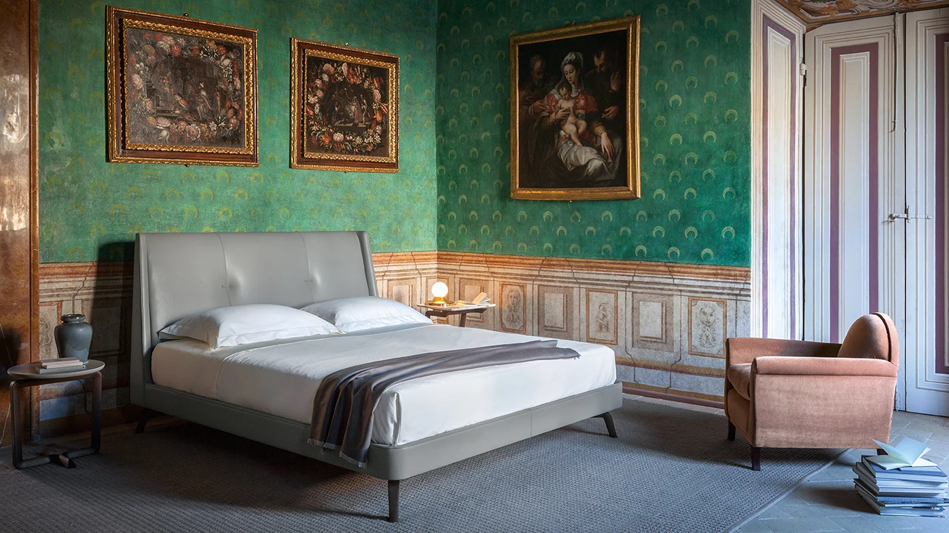 Le lit vu de face dans une pièce