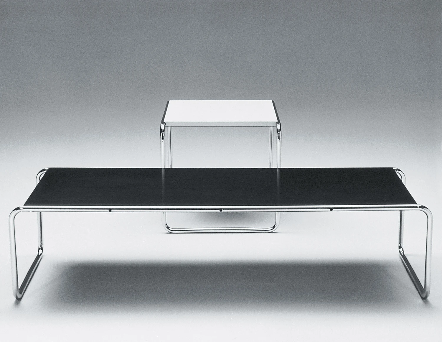 Un tavolino Laccio Coffee Table con il tavolino Laccio Side Table appoggiato sopra