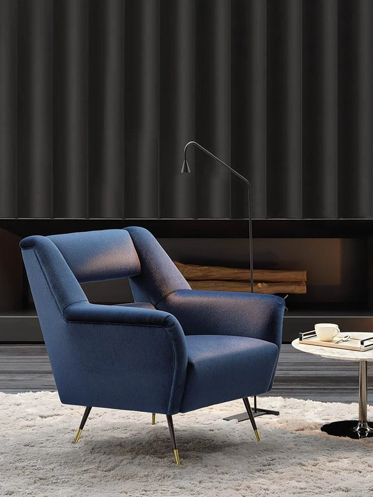 采用镂空靠背、纤细椅腿的 Ile 扶手椅,Minotti 官方图片