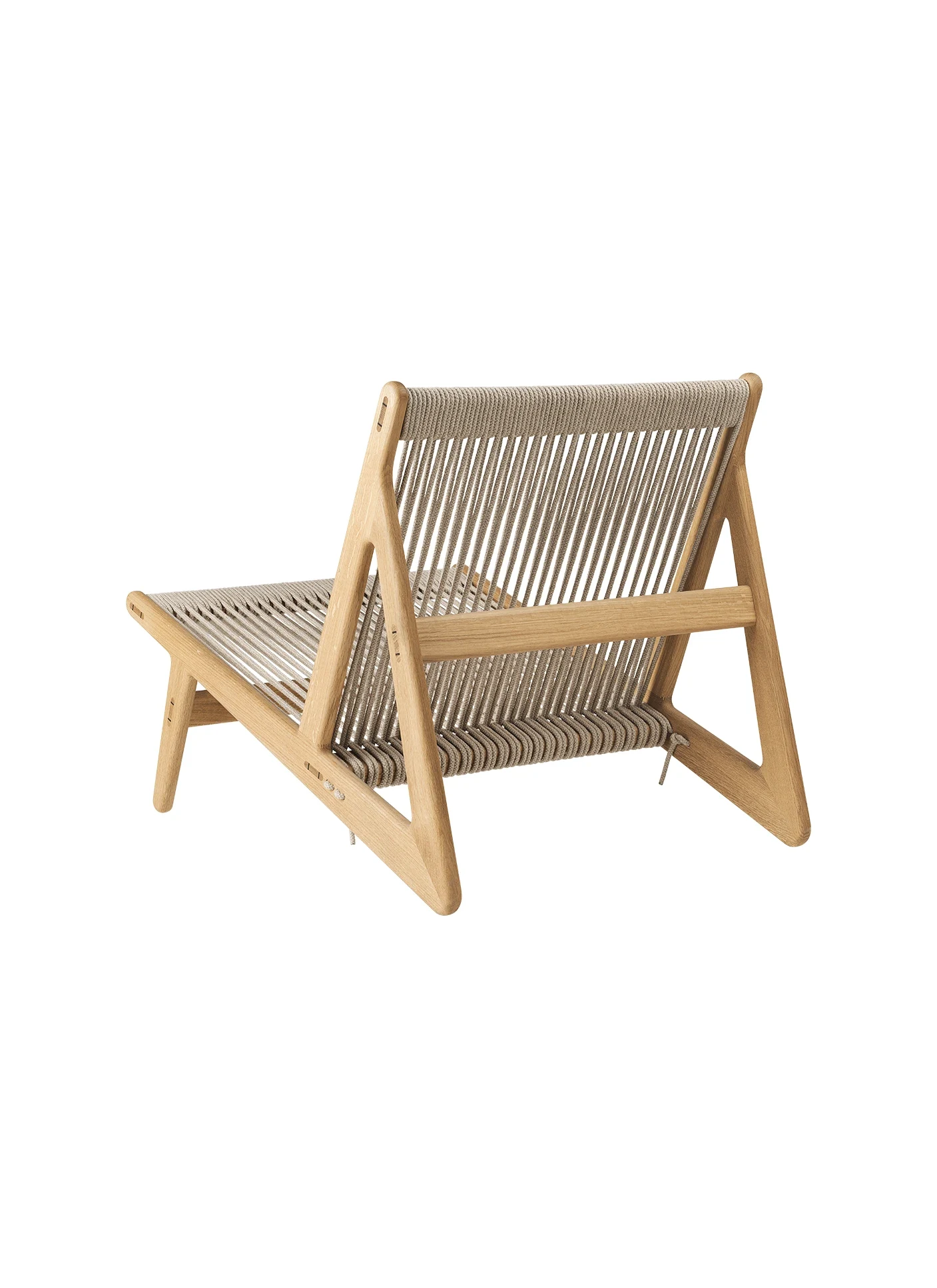 Vista posteriore a tre quarti della MR01 Initial Lounge Chair su sfondo bianco