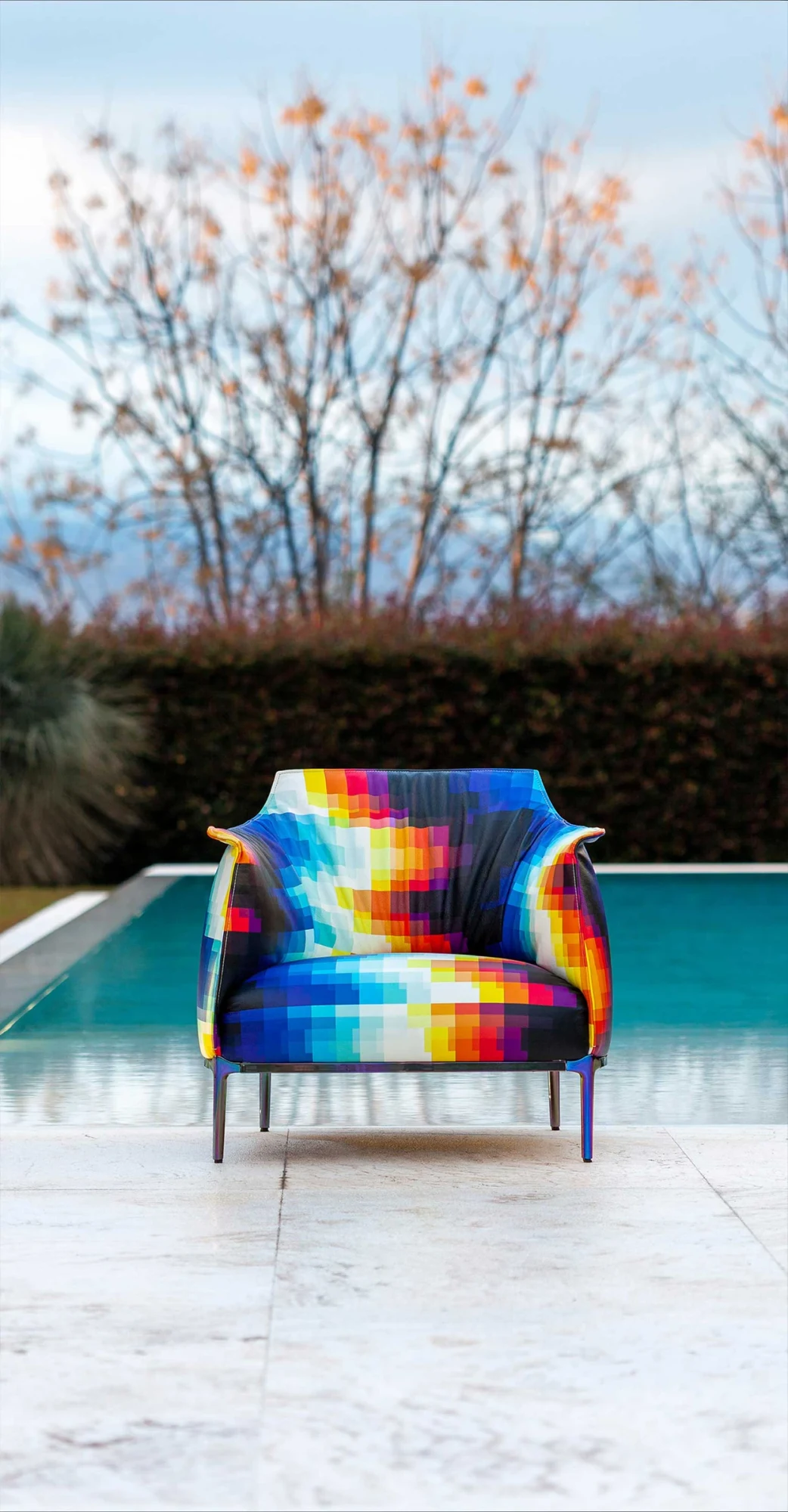 El sillón fotografiado al aire libre