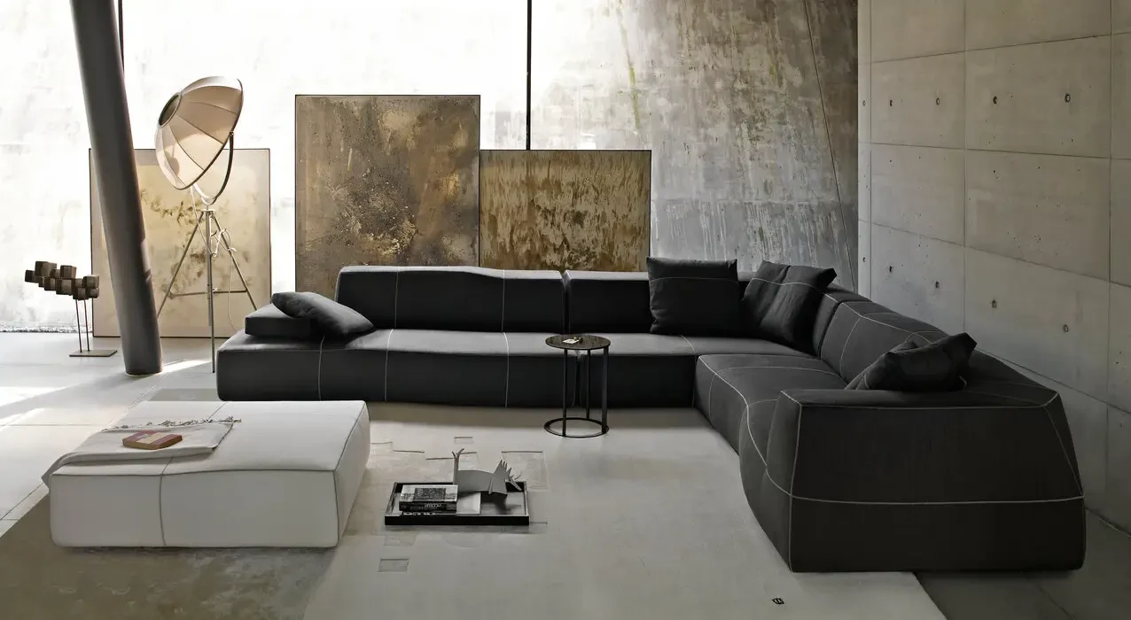 深色外套搭配白色脚凳的 Bend-Sofa 转角组合