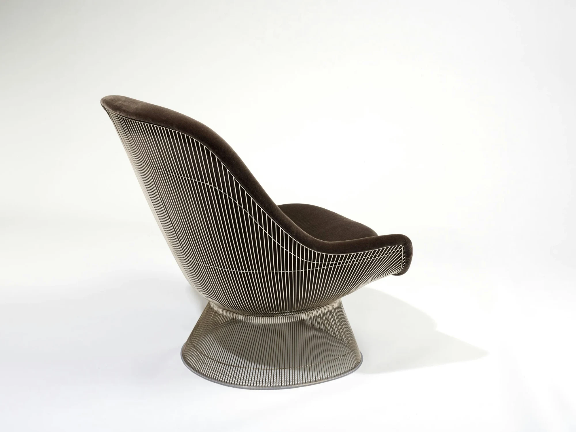 측면에서 본 Platner Easy Chair, Knoll 공식 사진 KNO_PLS_13025