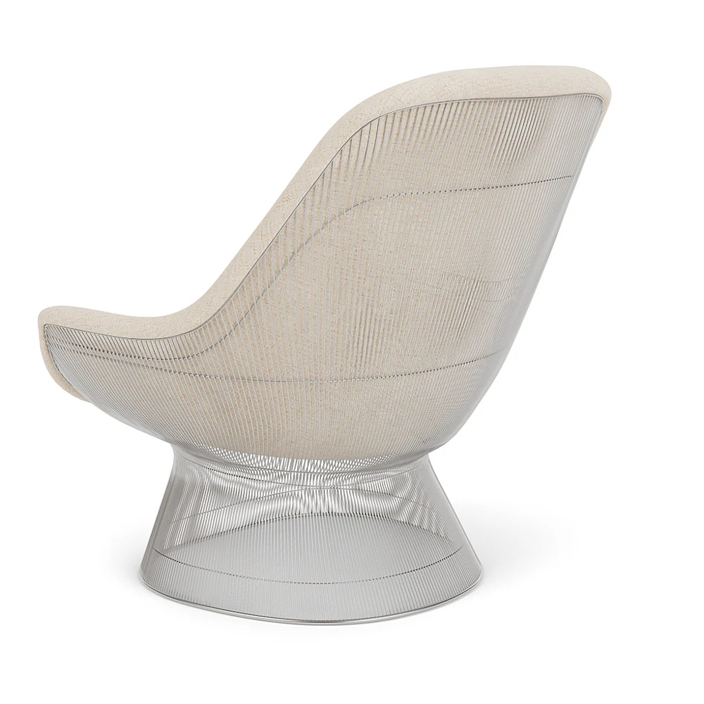 후면 3/4 각도에서 본 Platner Easy Chair, Knoll 공식 스튜디오 이미지 1705L