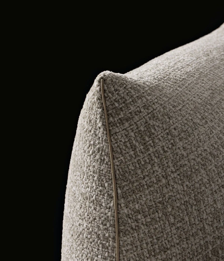 Close view of a Joan cushion corner with a piped edge, official Poliform photo