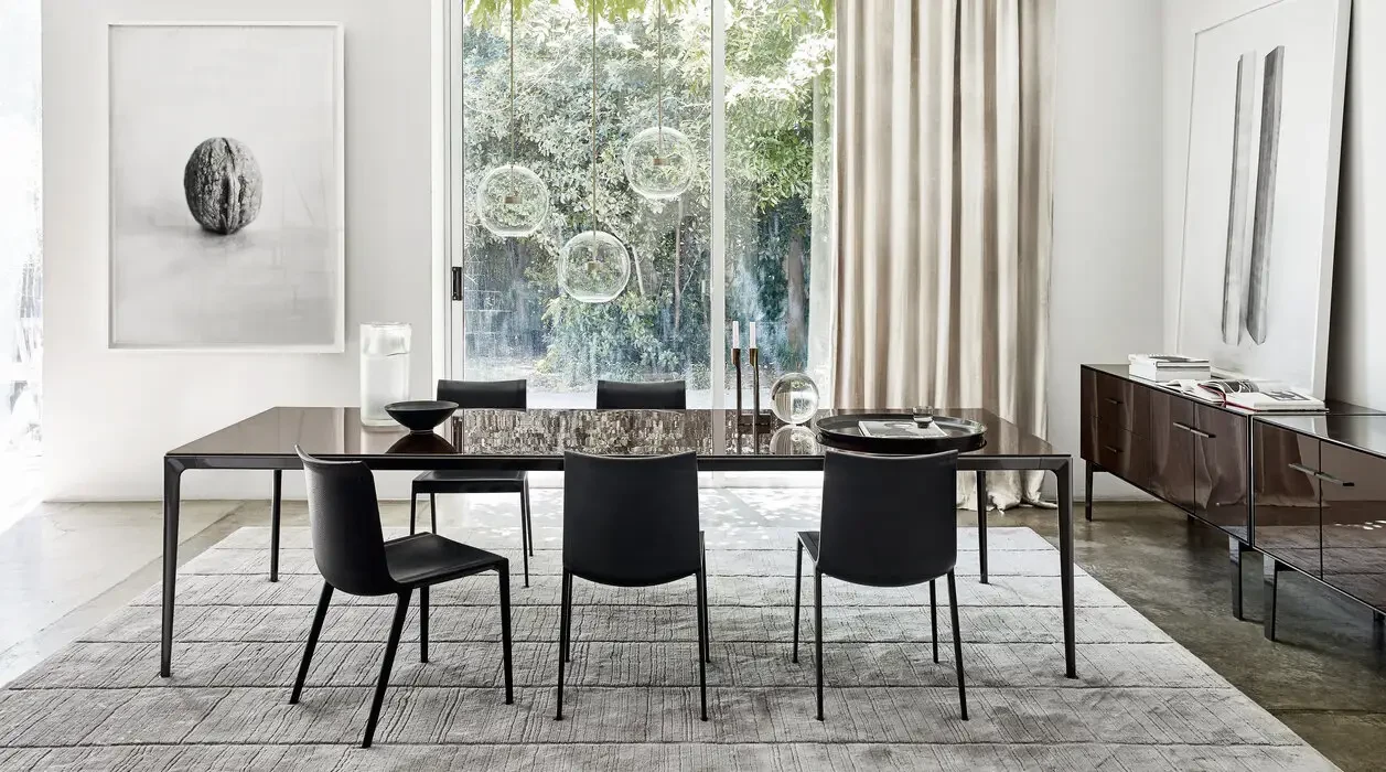Une longue table avec des chaises dans une pièce