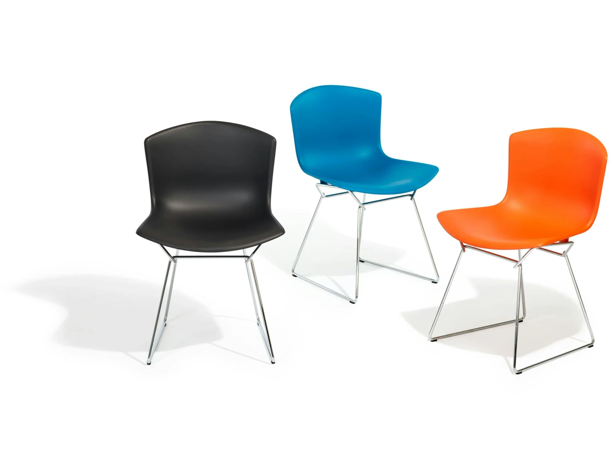 Bertoia Molded Shell Side Chairs together in a studio, Knoll picture 14125