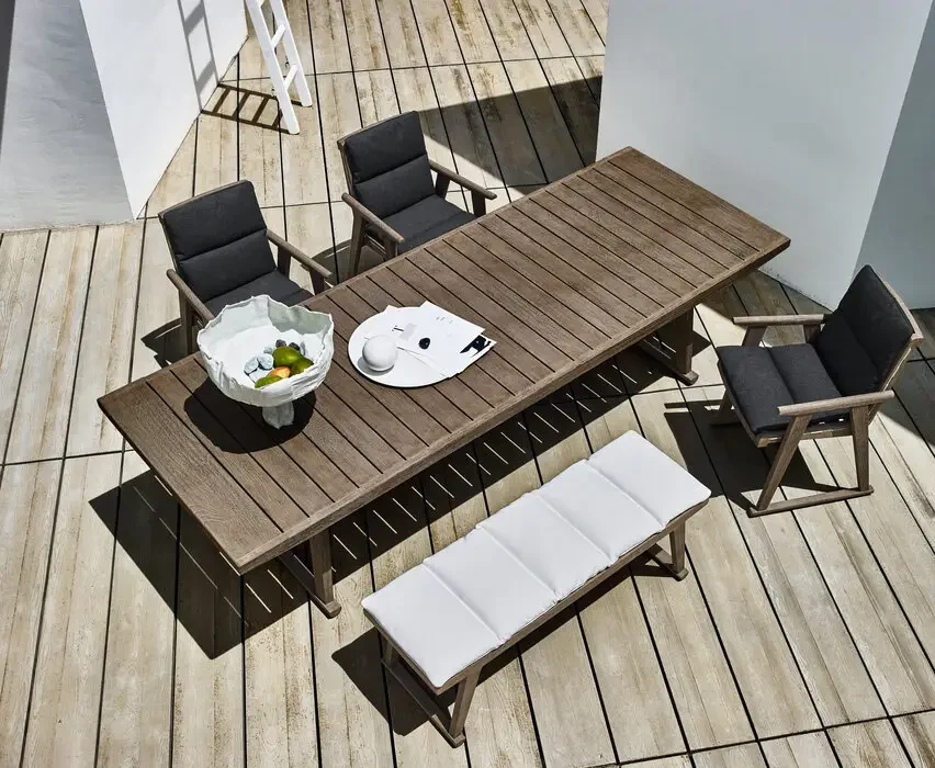 Gio table seen from above on a terrace